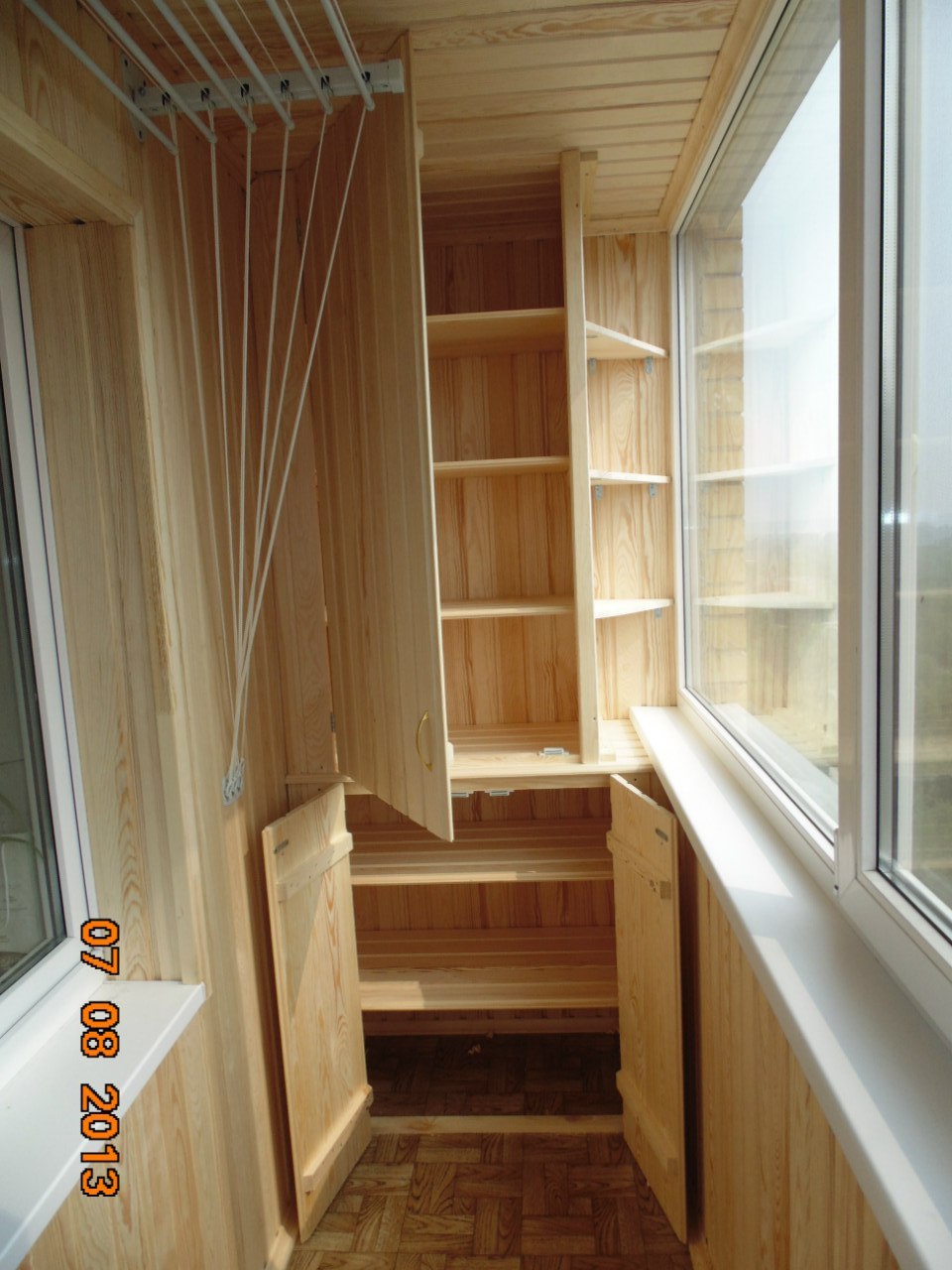 Деревянный шкаф на балкон
