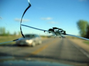 Качественный ремонт сколов и трещин на автомобильных стеклах