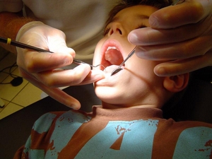 Что делать, если ребенок боится лечить зубы?