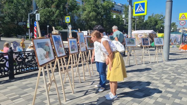 Городская выставка детских художественных работ "Цвела над кистями российская земля" на торжественном мероприятии, посвящённому празднованию Дня Шахтера