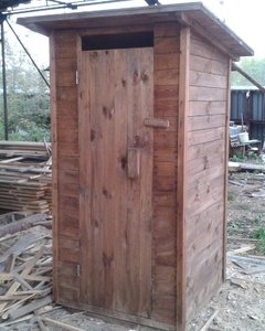 Туалет из дерева – классика для дачи!