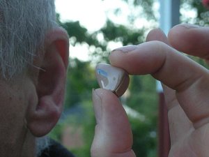 Где в Орске можно купить слуховой аппарат для пожилого человека?