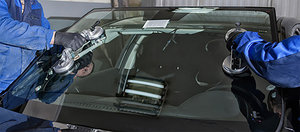 Замена поврежденного лобового стекла автомобиля