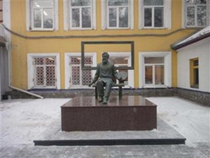 Памятник художнику Д.И. Каратанову в Абакане