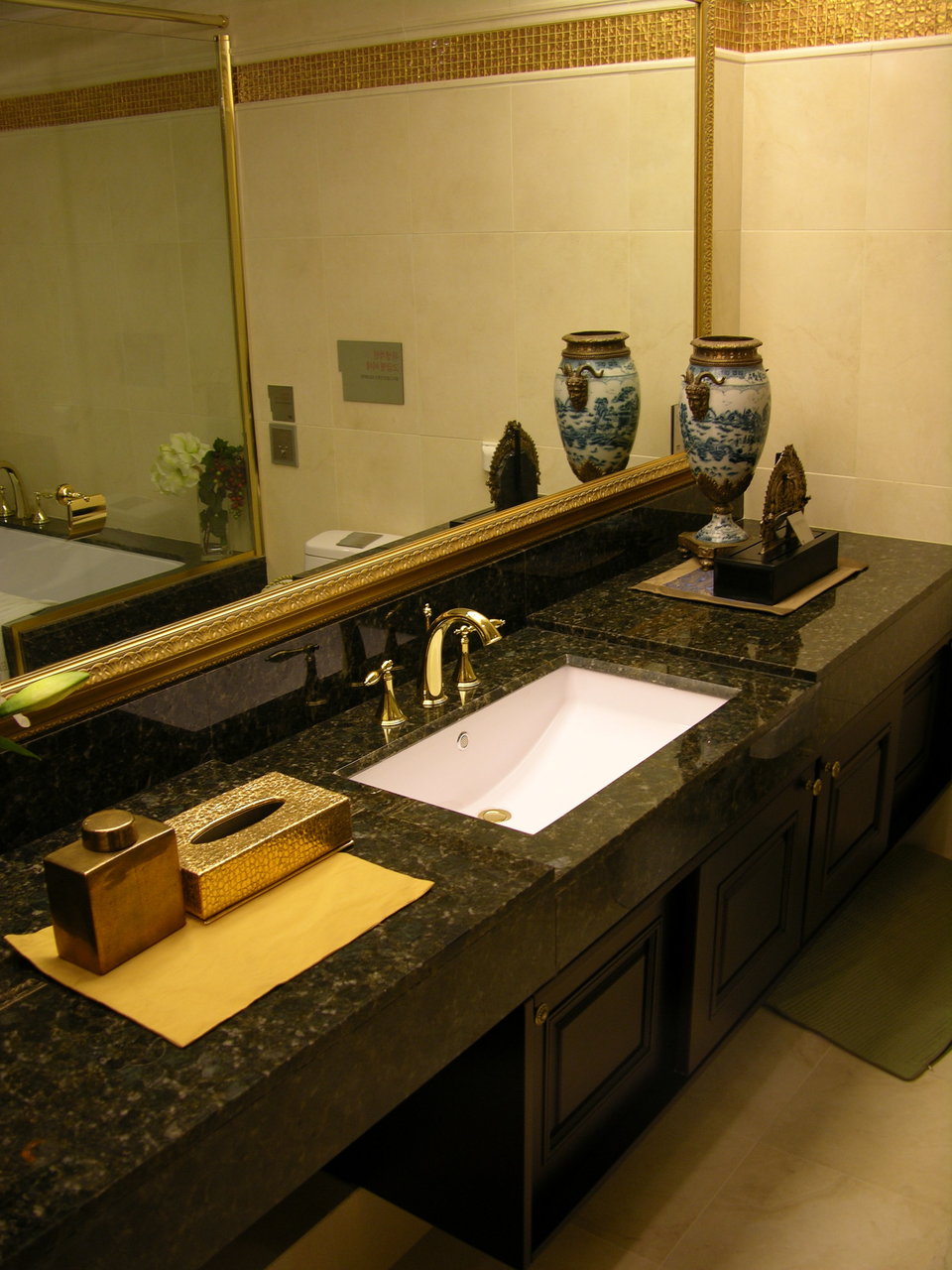 ванная комната со столешницей из искусственного камня