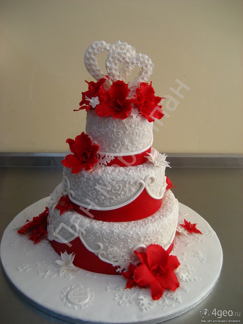 Красно белый свадебный торт без мастики