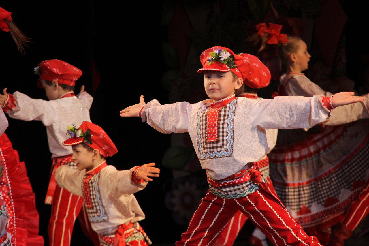 Веселая танцевальная русская народная. Народные танцы для детей. Русский танец. Русский народный танец Калинка. Русские народные танцы мальчики.