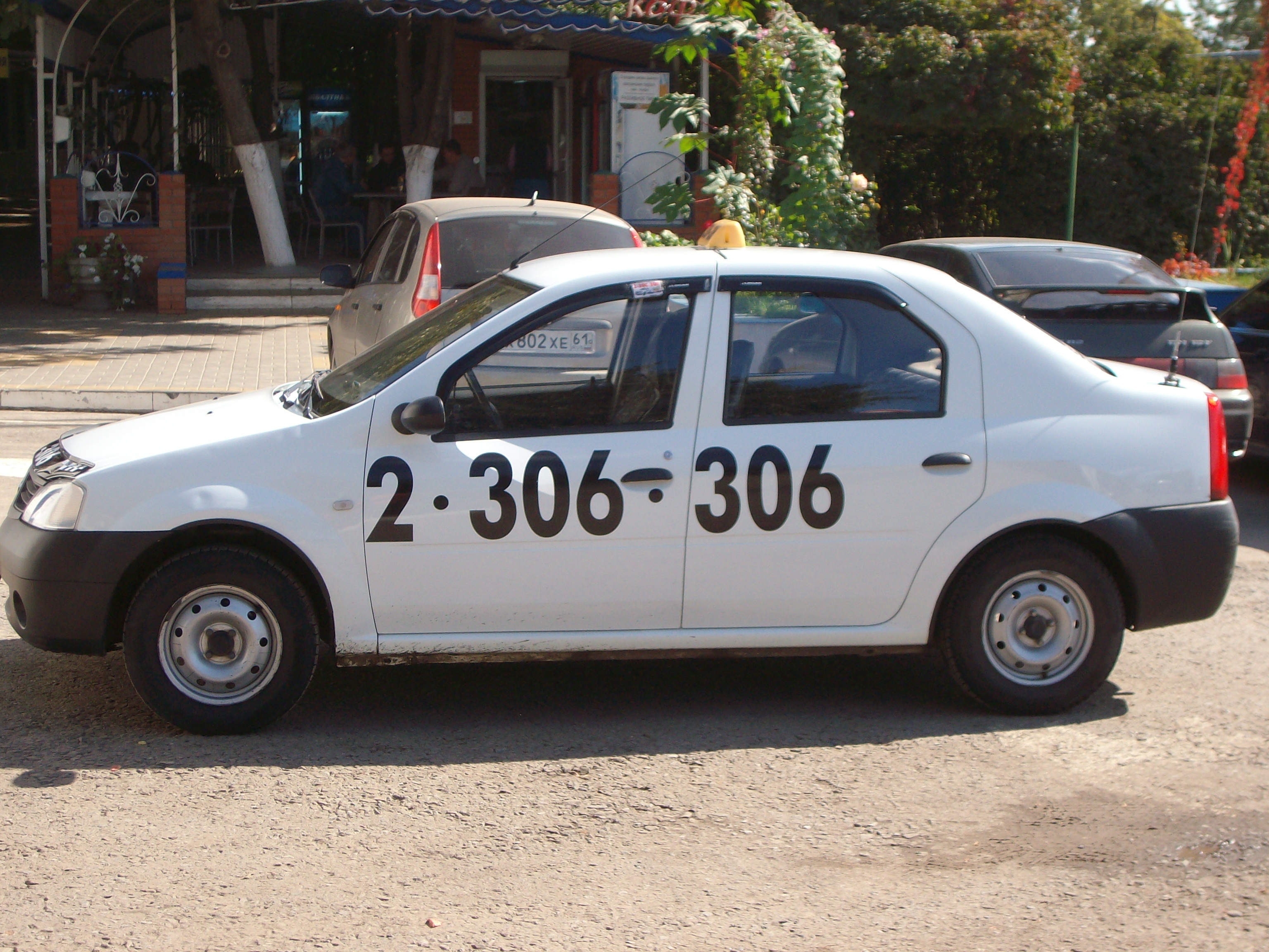 Номер телефона такси в ростове на дону. Рено Логан такси 306 306. Такси 306-306 Ростов-на-Дону. Такси 2306306. Белое такси.