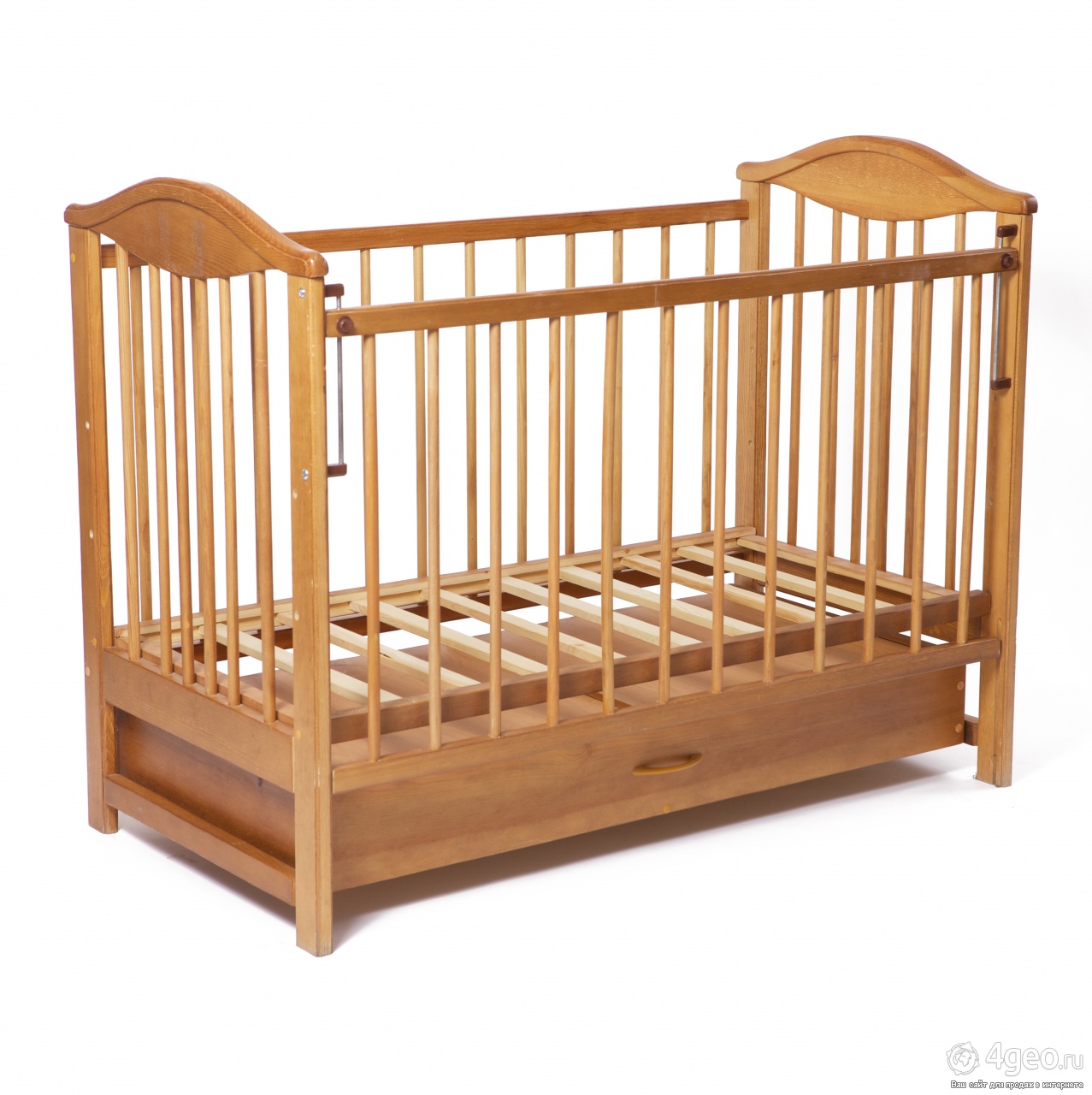 Деревянная кроватка для новорожденного