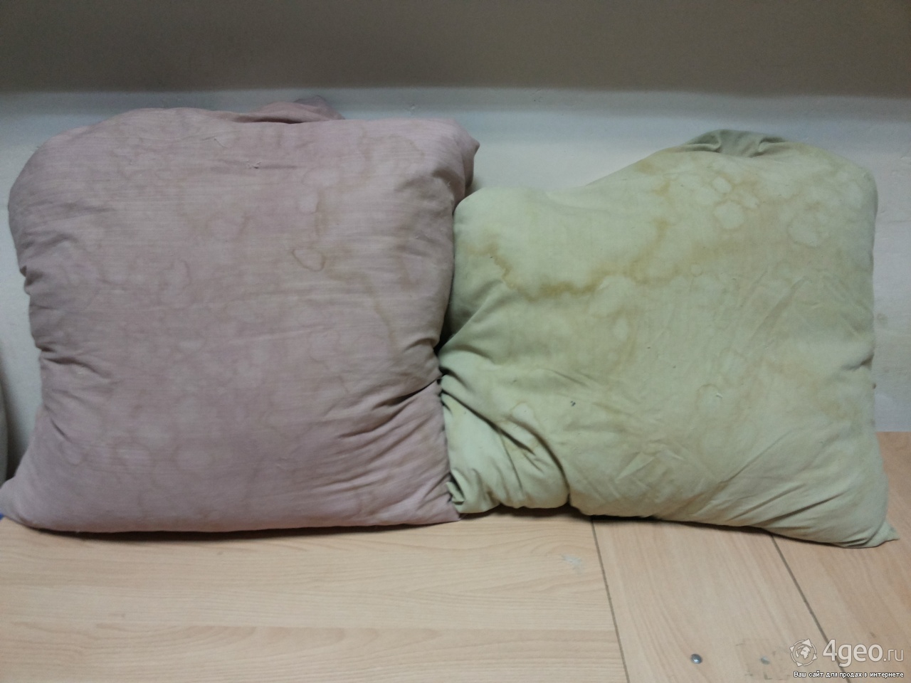 Как чистить подушки. Химчистка подушек. Химчистка подушек до и после. Грязная подушка. Старая подушка.