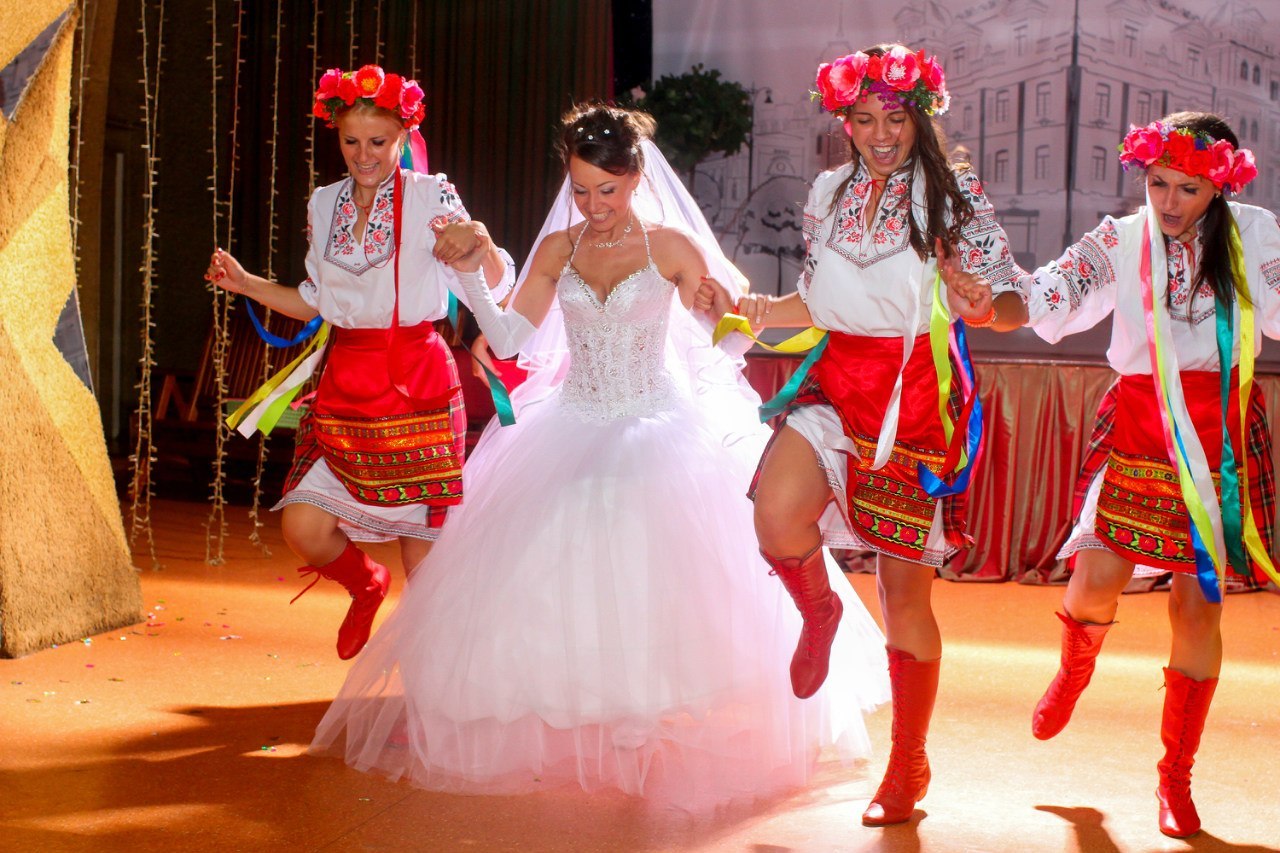 Видео шуточных танцев. Украинский танец. Украинки танцуют. Украина национальный танцевальный костюм. Украинцы танцуют.