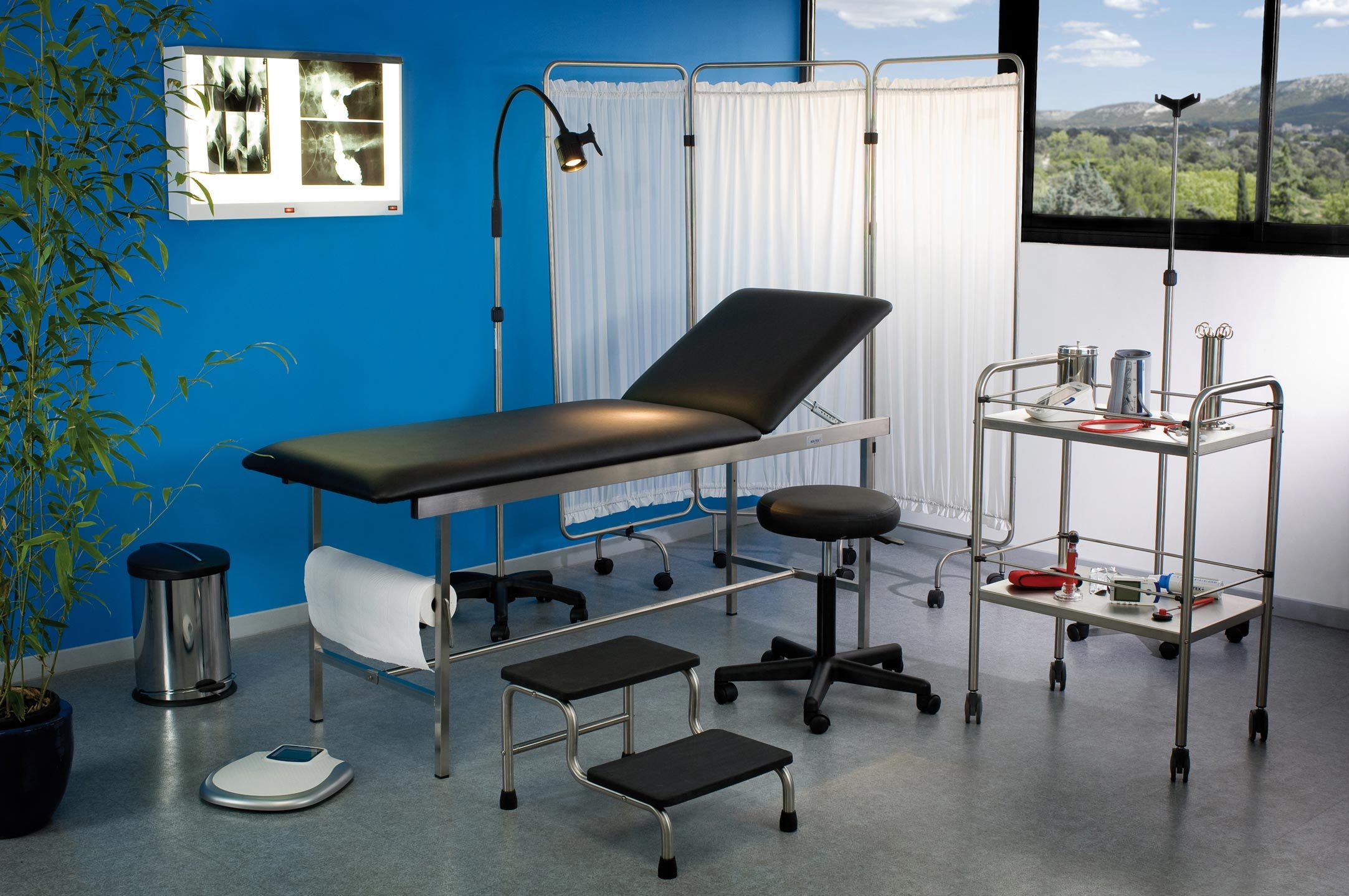 Мед каб. Стол врача в кабинете. Оборудование для медкабинета. Стол для медицинского кабинета. Мебель для медицинских кабинетов.