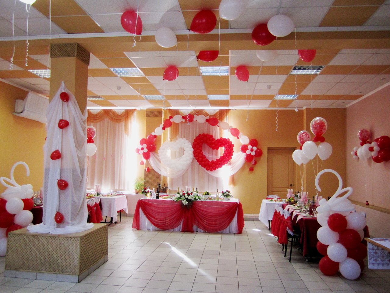 Украшение зала шарами на свадьбу красно белое
