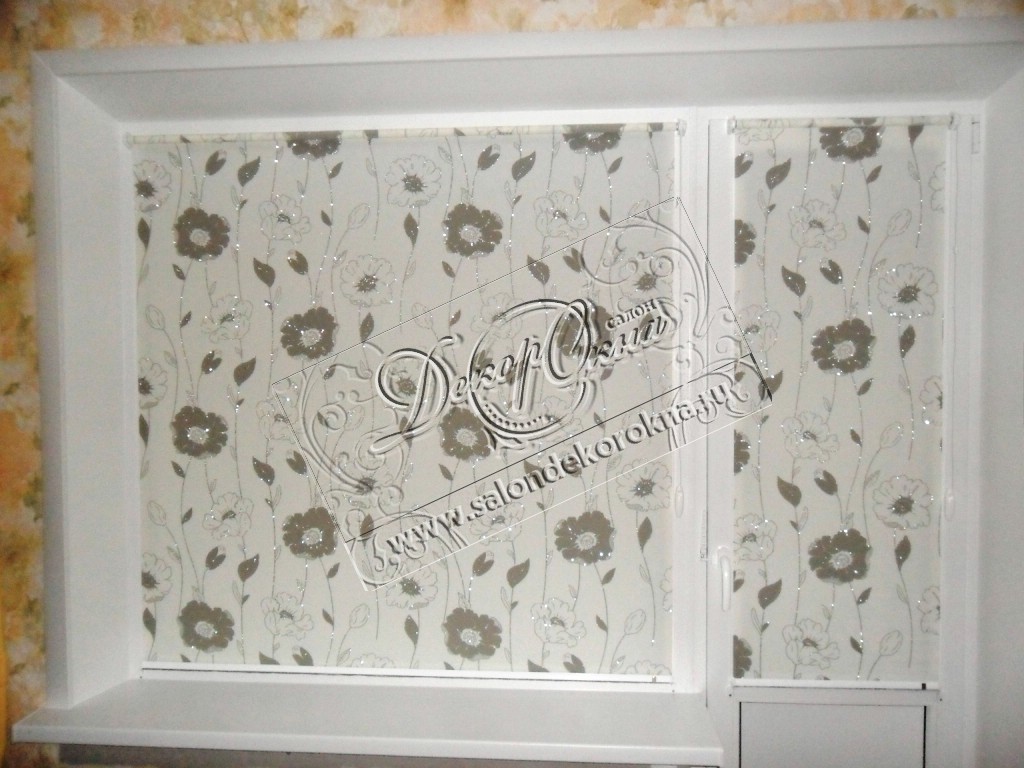 Рулонные шторы системы "Мини" из ткани с цветочным металлизированным рисунком.
