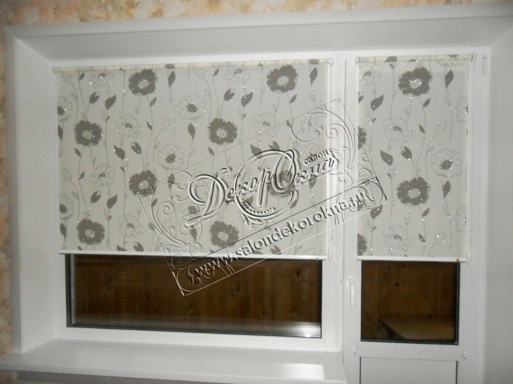 Рулонные шторы системы "Мини" из ткани с цветочным металлизированным рисунком.